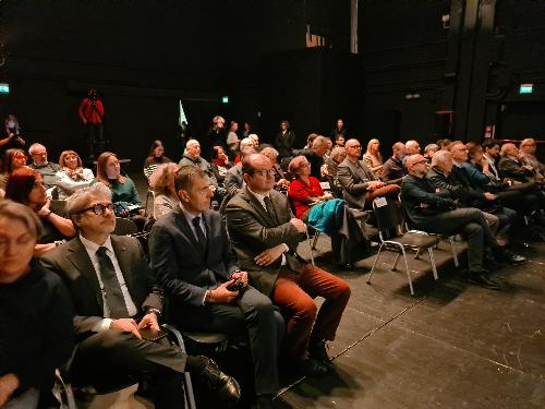Il vicegovernatore della Regione Mario Anzil, primo da destra, nel Ridotto del Teatro Verdi di Pordenone per la presentazione della ricerca sul Sistema Teatro