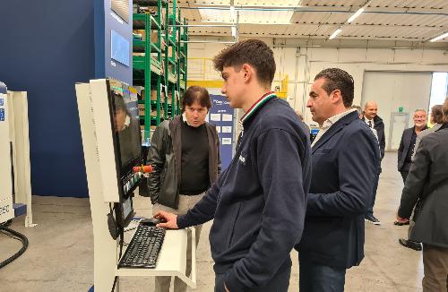 L'assessore Sergio Emidio Bini osserva un tecnico al lavoro nel nuovo Tecnology center dell'impresa Cms Nordest di Fontanafredda