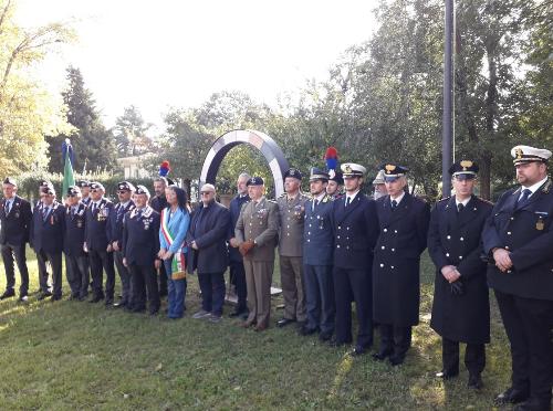 Le autorità e i rappresentanti delle Forze armate presenti alla commemorazione.