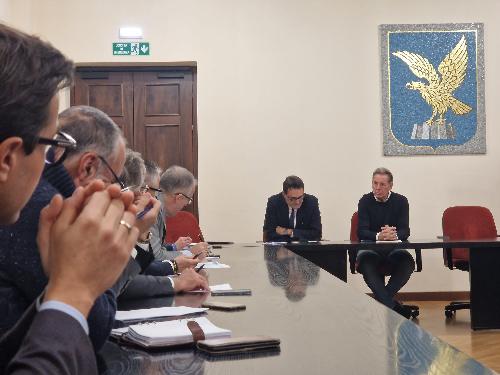 L'assessore Fabio Scoccimarro (primo a destra nella foto) nella Sala Mosaico della sede regionale di via Carducci
