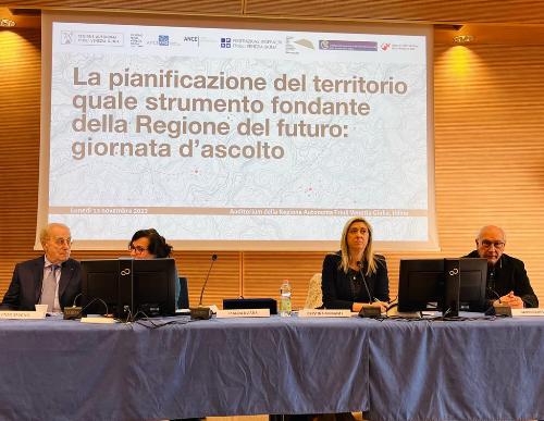 L'assessore regionale alle Infrastrutture e Territorio, Cristina Amirante, all'incontro 'La pianificazione del territorio quale strumento fondante della Regione del futuro: giornata d'ascolto'.