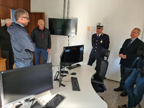 Il sindaco di Maniago Umberto Scarabello illustra all'assessore Pierpaolo Roberti il funzionamento della sala operativa del Comando della Polizia locale