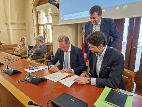 L'assessore regionale Fabio Scoccimarro, a sinistra, e l'assesore comunale Mattia Tirelli firmano il Documento d'intenti per il Contratto del fiume Noncello nel municipio di Pordenone