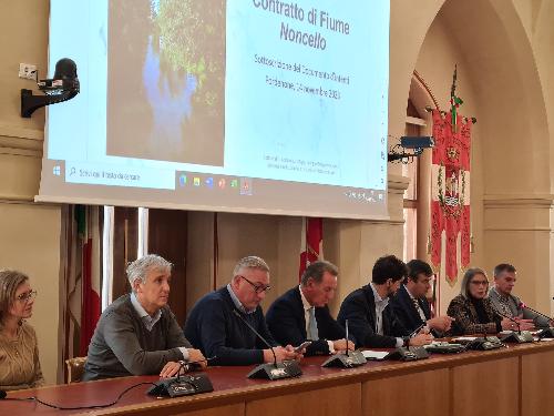 L'assessore Fabio Scoccimarro, al centro, nel suo intervento all'incontro per la firma del Contratto per il Noncello nella sala consiliare del Comune di Pordenone