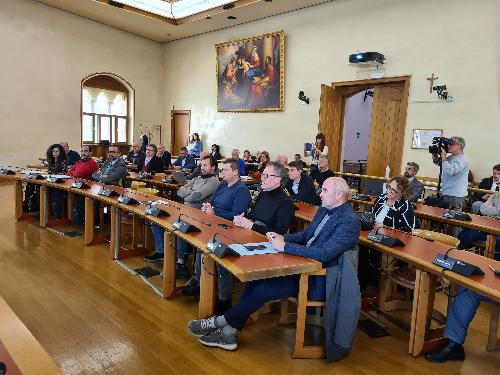 I rappresentanti delle istituzioni e delle associazioni che hanno partecipato alla sottoscrizione del Documento di intenti che porterà al Contratto di fiume per il Noncello a Pordenone