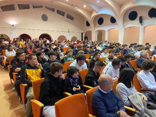 La platea degli studenti presenti nell'Auditorium della Regione a Pordenone