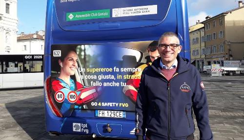 L'assessore alle Autonomie locali, sicurezza e politiche di immigrazione Pierpaolo Roberti davati all'autobus di GO4Safety FVG.