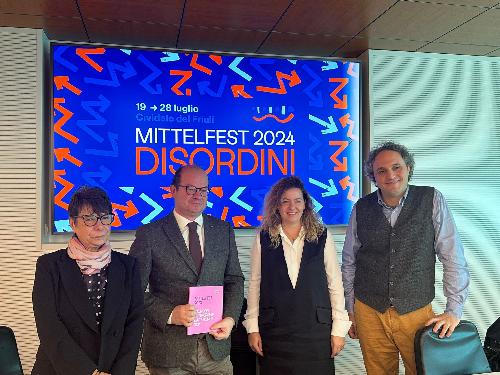 Il vicegovernatore con delega alla Cultura Mario Anzil con la  presidente del Mittelfest,  Cristina Mattiussi, il direttore artistico Giacomo Pedini e il sindaco di Cividale del Friuli Daniela Bernardi.
