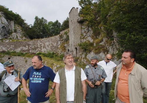 Renzo Tondo (Presidente Friuli Venezia Giulia) visita il Forte di Monte Festa, tra il lago di Cavazzo e la conca di Carnia, insieme a Dario Iuri (Sindaco Cavazzo Carnico), Luigi Cacitti (Consigliere regionale) e Guardie forestali. (Cavazzo Carnico 02/09/08)

