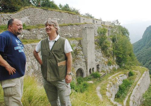 Dario Iuri (Sindaco Cavazzo Carnico) e Renzo Tondo (Presidente Friuli Venezia Giulia) visitano il Forte di Monte Festa, tra il lago di Cavazzo e la conca di Carnia. (Cavazzo Carnico 02/09/08)
