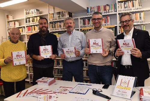 Da sinistra: Mario Vascotto (presidente dell'Associazione Compagnie del Carnevale muggesano), Nicola Delconte (vicesindaco e assessore alla Cultura del Comune di Muggia), Marco Englaro (autore delle illustrazioni del vocabolario "Abc-Abecè"), Pierpaolo Roberti (assessore regionale alle Autonomie locali), Stefano Battista (presidente Rotary Club Alto Adriatico).