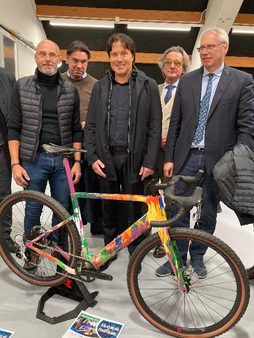 L'assessore regionale Sergio Emidio Bini negli stand della Fiera di Udine con la bici personalizzate dal pittore Gianni Borta e dai ragazzi dell'atelier Autismo FVG