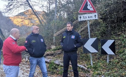 Al centro l'assessore regionale Riccardo Riccardi, alla sinistra il sindaco di Clauzetto Giuliano Cescutti e alla destra il direttore della Protezione civile Fvg Amedeo Aristei 