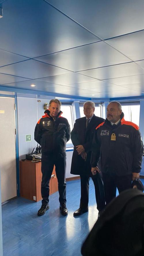 L'assessore regionale Fabio Scoccimarro a bordo dell'imbarcazione della Guardia costiera segue le operazioni dell'esercitazione congiunta nell'ambito del progetto Namirs
