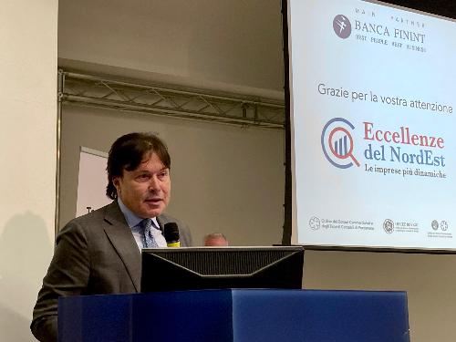 L'assessore Sergio Emidio Bini nel suo intervento in Fiera a Pordenone al roadshow sulle imprese di eccellenza nel 2023 nel sistema produttivo del Friuli occidentale