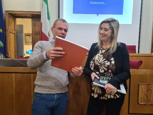 L'assessore regionale alle Infrastrutture e territorio Cristina Amirante durante l'incontro con il sindaco di Cervignano Andrea Balducci e con i membri della Giunta e del Consiglio nella sede del municipio.