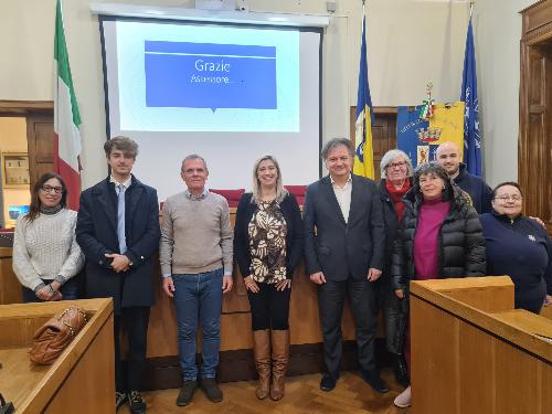 L'assessore regionale alle Infrastrutture e territorio Cristina Amirante durante l'incontro con il sindaco di Cervignano Andrea Balducci e con i membri della Giunta e del Consiglio nella sede del municipio.