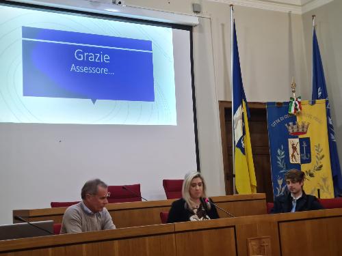 L'assessore regionale alle Infrastrutture e territorio Cristina Amirante durante l'incontro con il sindaco di Cervignano Andrea Balducci e con i membri della Giunta e del Consiglio nella sede del municipio.