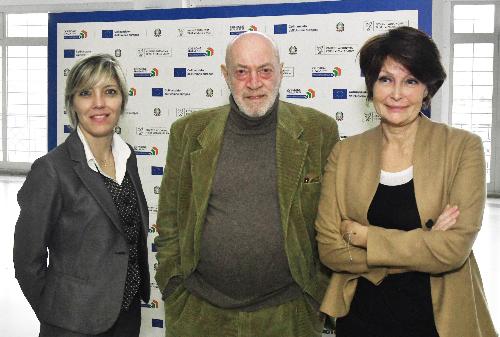 L'assessore alle Finanze Barbara Zilli e l'assessore al Lavoro Alessia Rosolen con il giornalista Toni Capuozzo, ospite dell'evento "Persone e imprese, parola alle competenze" a Trieste