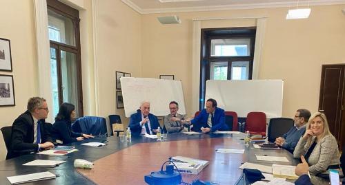 Un momento dell'incontro con il consigliere economico dell’Ambasciata d’Israele in Italia Shor Hadar. In primo piano a destra l'assessore alle Infrastrutture Cristina Amirante.