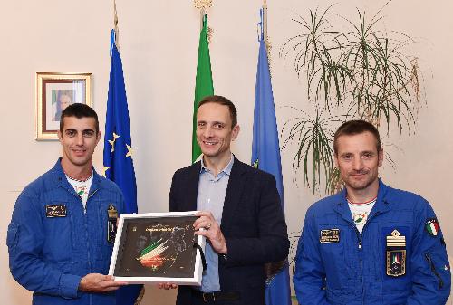 Il governatore Massimiliano Fedriga (al centro) con il tenente colonello Stefano Vit (a sinistra) e il tenente colonello Massimiliano Salvatore della Pattuglia Acrobatica Nazionale.