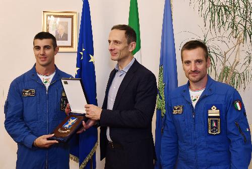 Il governatore Massimiliano Fedriga (al centro) con il tenente colonello Stefano Vit (a sinistra) e il tenente colonello Massimiliano Salvatore della Pattuglia Acrobatica Nazionale.