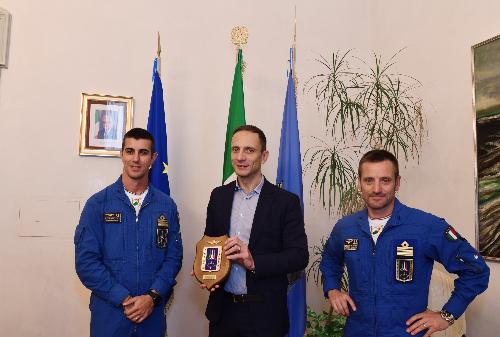 Il governatore Massimiliano Fedriga (al centro) con il tenente colonello Stefano Vit (a sinistra) e il tenente colonello Massimiliano Salvatore della Pattuglia Acrobatica Nazionale.