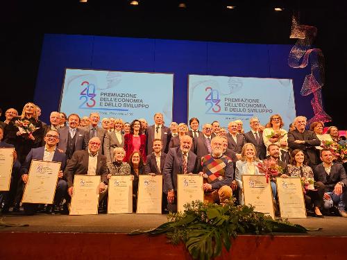 Foto di gruppo con i premiati alla cerimonia svoltasi a Pordenone