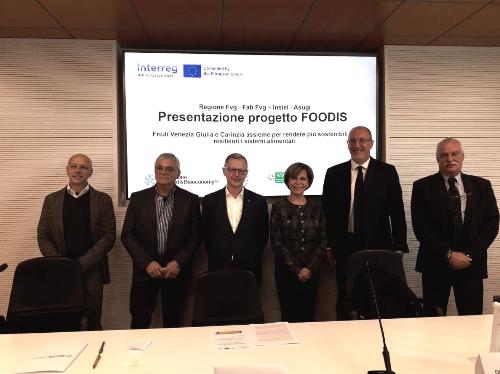 L’assessore alle Risorse agroalimentari Stefano Zannier, al centro nella foto, insieme ai promotori del progetto Interreg Foodis.