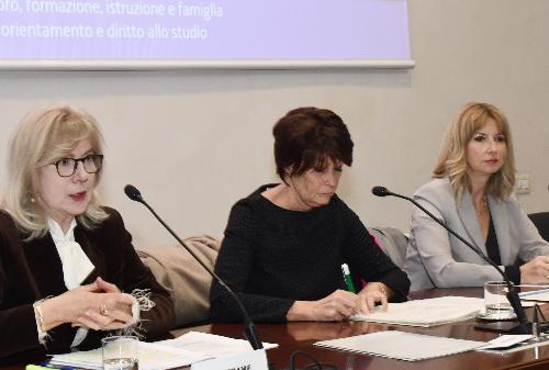 L'assessore regionale Alessia Rosolen tra la direttrice dell'Ufficio scolastico regionale Daniela Beltrame e la dirigente regionale Patrizia Pavatti