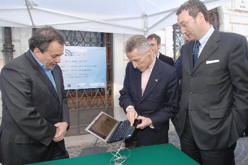 Il Presidente della Regione e il Sindaco di Pordenone all'inaugurazione di Wireless Naonis, rete cittadina pordenonese per la connessione gratuita a internet. (Pordenone 07/04/08)
