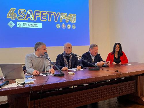 L'assessore Roberti (a sinistra) interviene alla presentazione del progetto "4 Safety Fvg" di Aci Pordenone