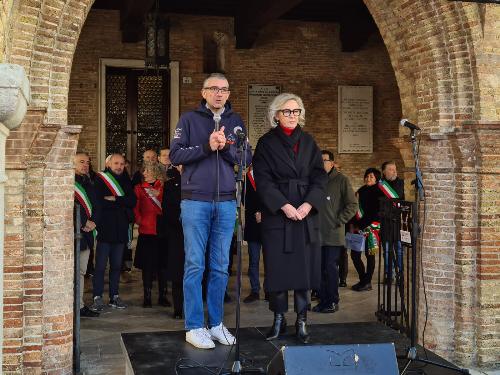 L'assessore regionale Pierpaolo Roberti davanti al Municipio di Pordenone