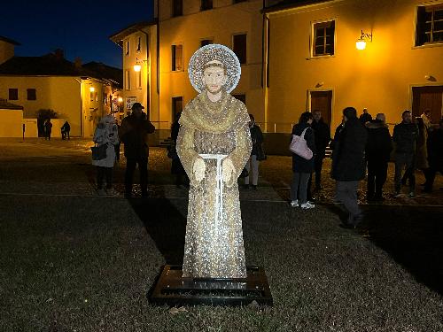 Una delle nuove figure realizzate per il presepe di mosaico.