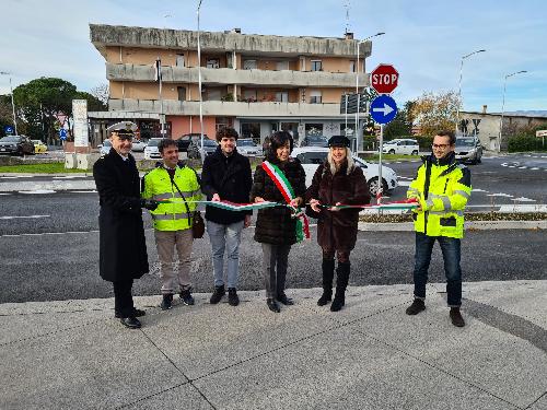 L'assessore regionale Cristina Amirante all'inaugurazione della doppia rotatoria realizzata in viale della Repubblica a Fiume Veneto