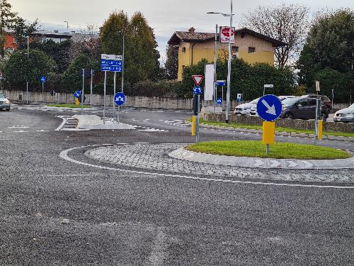 Il nuovo assetto viario con la doppia rotatoria all'ingresso del centro abitato in viale della Repubblica a Fiume Veneto.