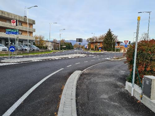 La doppia rotaotira realizzata a Fiume Veneto regola anche l'accesso e l'usicta dall'autostrada A28.