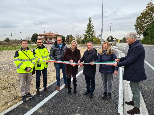 Il taglio del nastro del percorso ciclopedonale realizzato lungo la strada provinciale 49 per Prata nella frazione di Rondover in Comune di Porcia