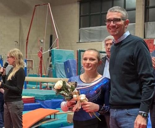 L'assessore Roberti premia una giovane atleta dell'Artistica 81.