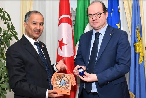 Scambio di doni fra il vice presidente Mario Anzil e il console generale della Repubblica Tunisina Nasreddine Boubakri.
 