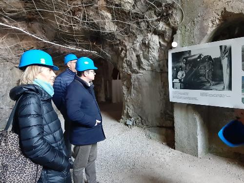 Il vicegovernatore Mario Anzil nel museo del Monte San Michele con il sindaco di Sagrado Marco Vittori