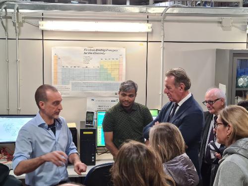 L'assessore Scoccimarro visita la linea di luce XRD1 a Basovizza