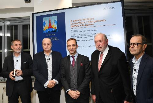Massimiliano Fedriga (terzo da sinistra). Da sinistra a destra: Paolo Possamai, Roberto Antonione, Fedriga, Dimitrij Rupel e Livio Semolic