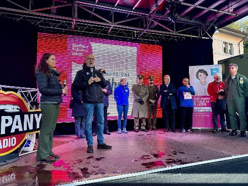 L'assessore regionale Riccardo Riccardi interviene sul palco di Telethon