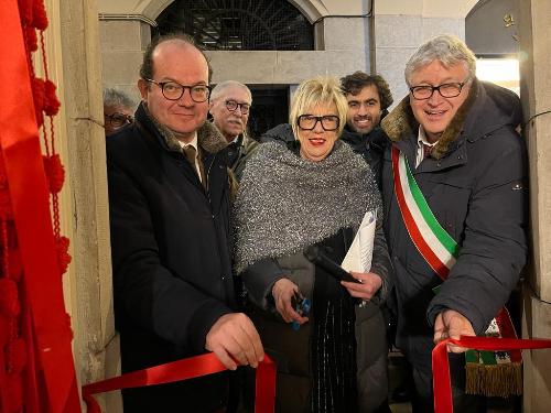 Il vicegovernatore del Friuli Venezia Giulia, Mario Anzil, al taglio del nastro della collettiva nella galleria  d'arte La Loggia a Udine.