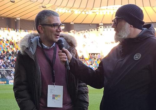 L'assessore Pierpaolo Roberti intervistato sul prato dello stadio dell'Udinese.