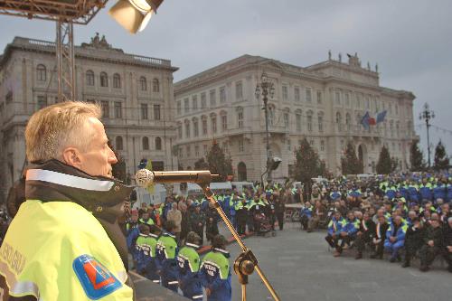Riccardo Illy (Presidente Regione Friuli Venezia Giulia) alla Giornata del Volontario di Protezione Civile in piazza Unità d'Italia a Trieste. (Trieste 01/12/07)
