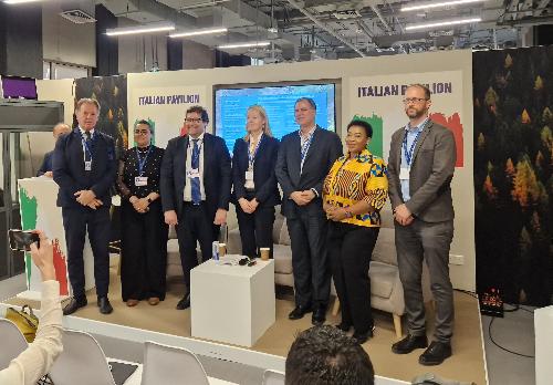 Foto di gruppo al termine del panel dedicato alle Regionni e alla cooperazione internazionale ospitato al padiglione Italia ad Expo City in occasione della Cop28 