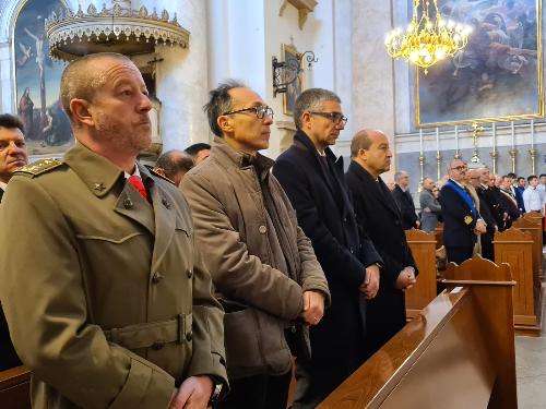 L'assessore alla Sicurezza Pierpaolo Roberti (terzo da sinistra) alla celebrazione eucaristica di S. Barbara organizzata dalla Capitaneria di porto di Trieste