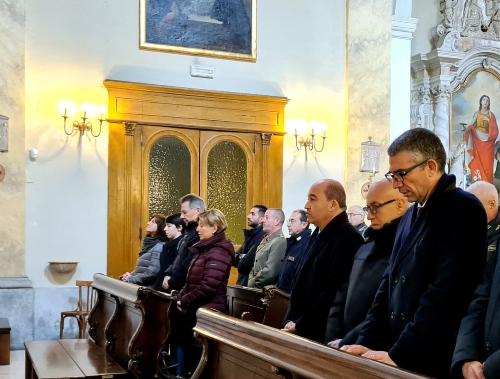 Un momento della messa di suffragio in occasione del 24° anniversario della scomparsa dell’ispettore capo Luigi Vitulli.
